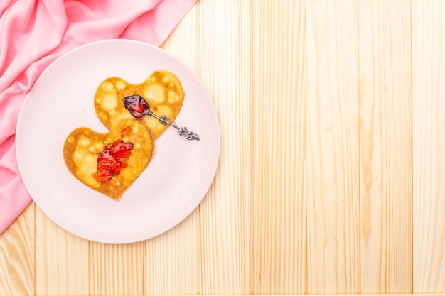 Naleśniki w kształcie serca na romantyczne śniadanie z dżemem truskawkowym i srebrną łyżeczką