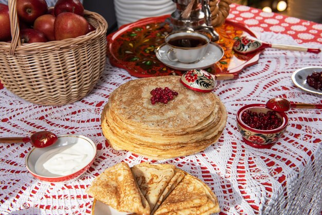 Naleśniki z jagodami i kwaśną śmietaną na stole koncepcja festiwalu zapusty maslenitsa