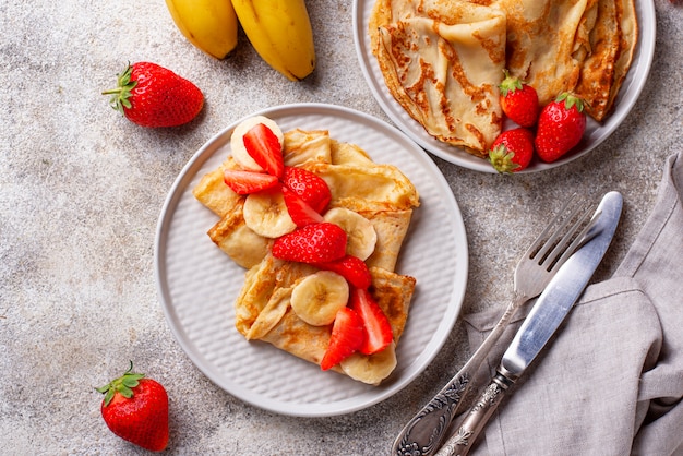 Zdjęcie naleśniki z truskawkami i bananami