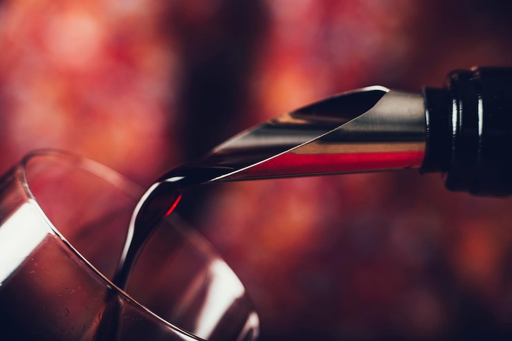 Zdjęcie nalewam czerwone wino.