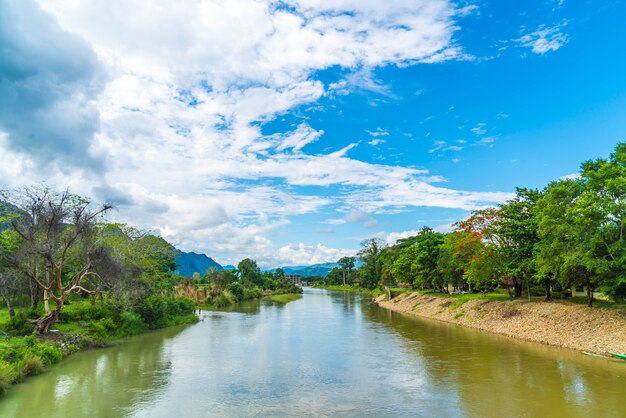 Nam Song River w Vang Vieng, Laos