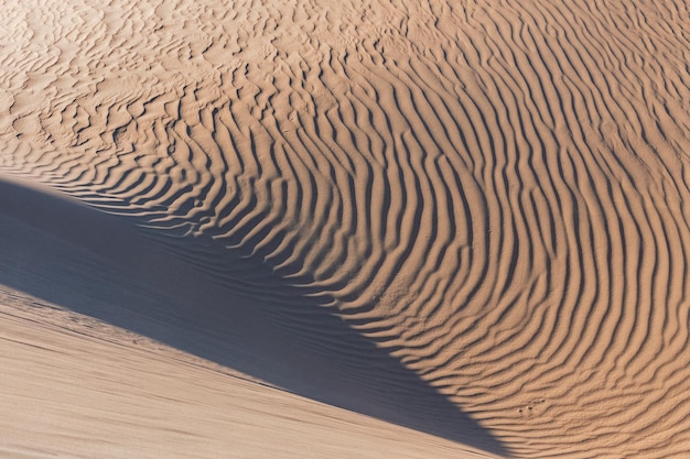 Namibia, pustynia Namib, graficzny krajobraz żółtych wydm, tło