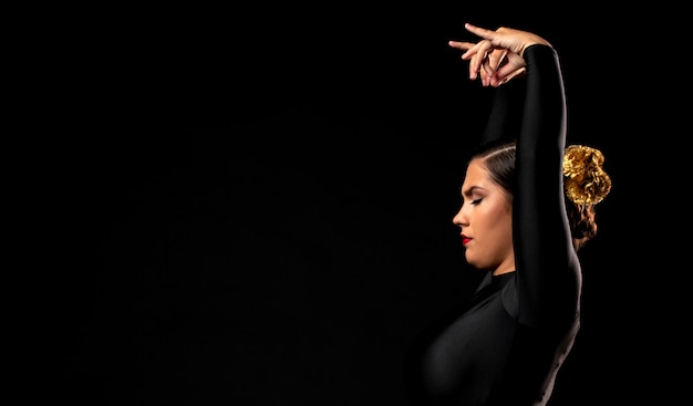 Namiętna i elegancka tancerka flamenco