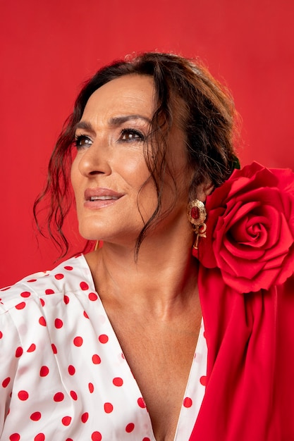 Zdjęcie namiętna i elegancka tancerka flamenco