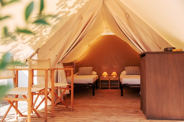 Namiot glampingowy z przytulnym wnętrzem w słoneczny dzień Luksusowy namiot kempingowy na letnie wakacje na świeżym powietrzu