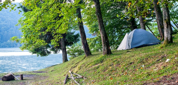 Namiot kempingowy na brzegu jeziora
