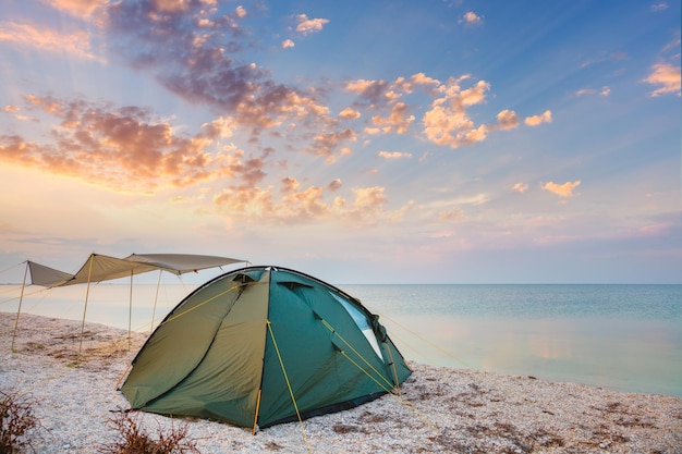 Namiot Kempingowy Na Cichej Plaży W Pobliżu Wody Na Tle Zachodu Słońca Niebo Szczęśliwy Obóz Letni