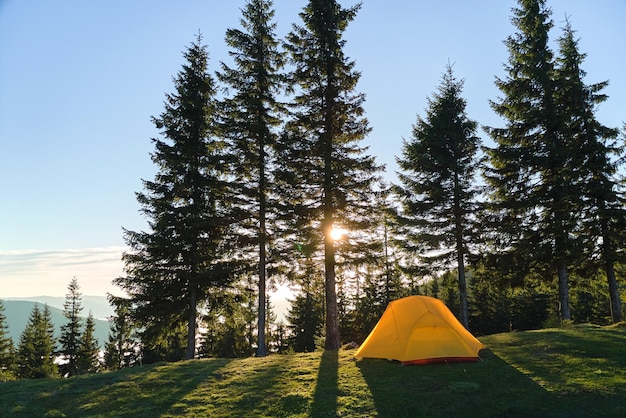 Namiot turystyczny na kempingu górskim w jasny słoneczny wieczór Aktywna koncepcja turystyki i wędrówek