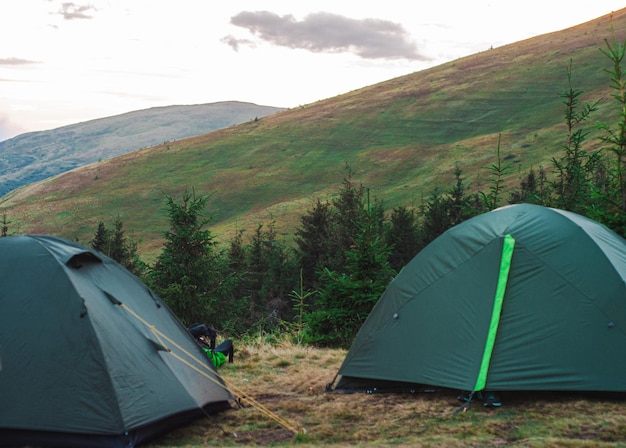 namiot turystyczny na tle zachodu słońca w górach turystyka piesza trekking