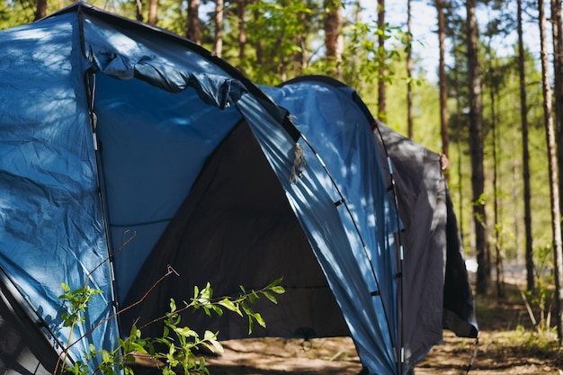 Namiot turystyczny w lesie Koncepcja rodzinnego kempingu