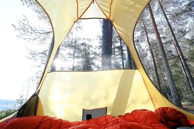namiot turystyczny w letnim lesie / wakacje w lesie, namiot w środku, camping
