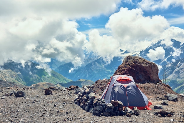 Namiot Wspinaczy W Górach. Na Tle Górskich Szczytów. Obóz Alpinistów