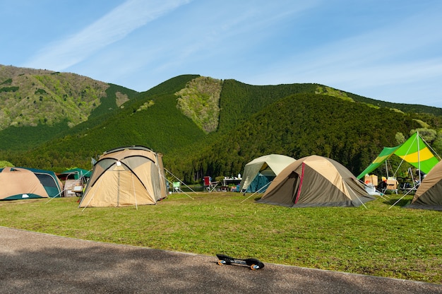 namioty kempingowe w parku narodowym fujihakoneizu jezioro tanuki camping w fujinomiya city japonia