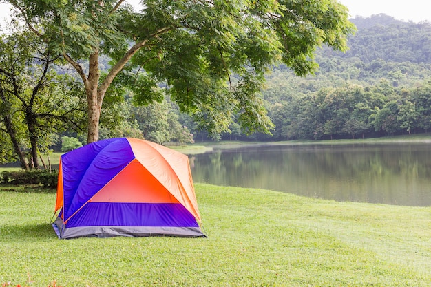 Namioty kopułowe camping nad jeziorem