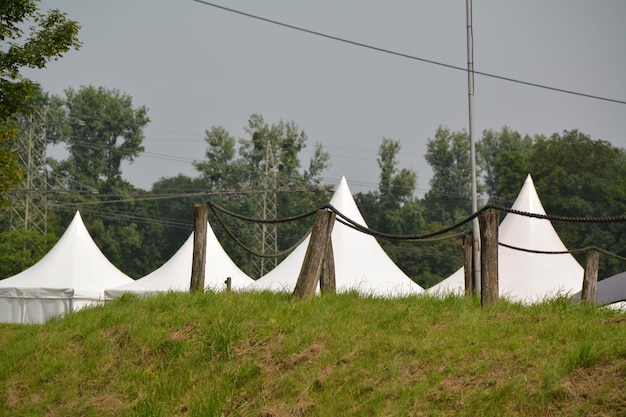 Zdjęcie namioty na polu przeciwko niebu