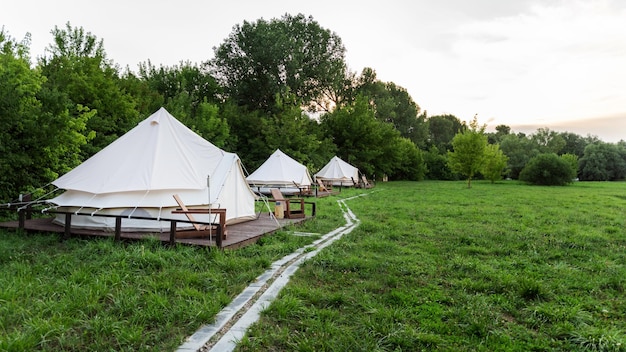 namioty w glampingie