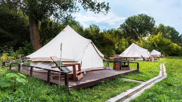 namioty w glampingie