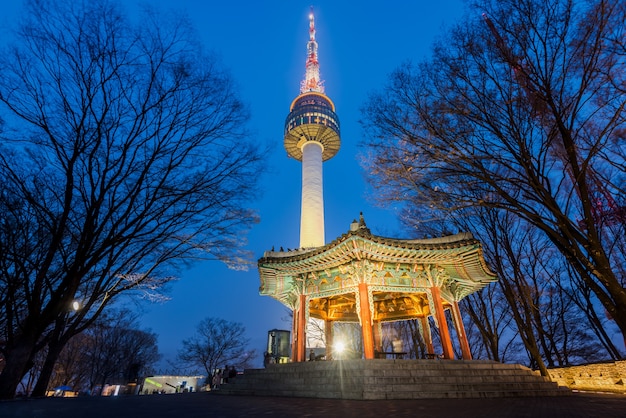Namsan góra, Seul wierza przy nocą w Seul, Południowy Korea