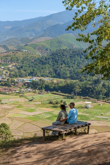 Nan Tajlandia góry doliny Sapan w Tajlandii z polami ryżowymi i lasem para mężczyzna i kobieta patrzący na dolinę Sapan w Nan Tajlandii