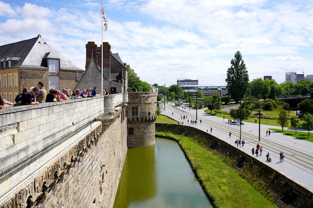 NANTES FRANCJA 5 CZERWCA 2022 Nantes widok na panoramę miasta z zamku z fosą w Nantes we Francji