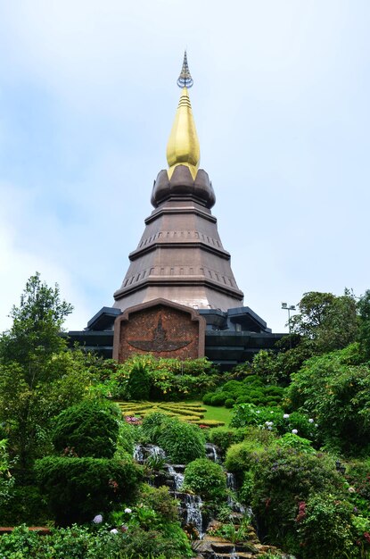 Naphamethinidon chedi i stupa pagody Naphaphonphumisiri na górze Doi Inthanon z mgłą padającą rano dla Tajów podróżujących z wizytą w Doi Luang lub Ang Ga w Chiang Mai w Tajlandii