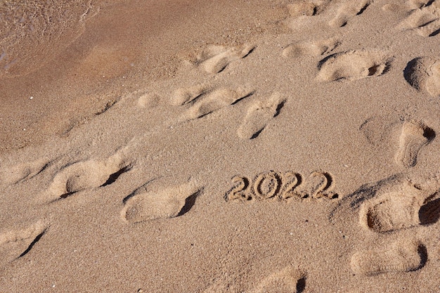 Napis 2022 na piasku nad brzegiem Morza Czerwonego
