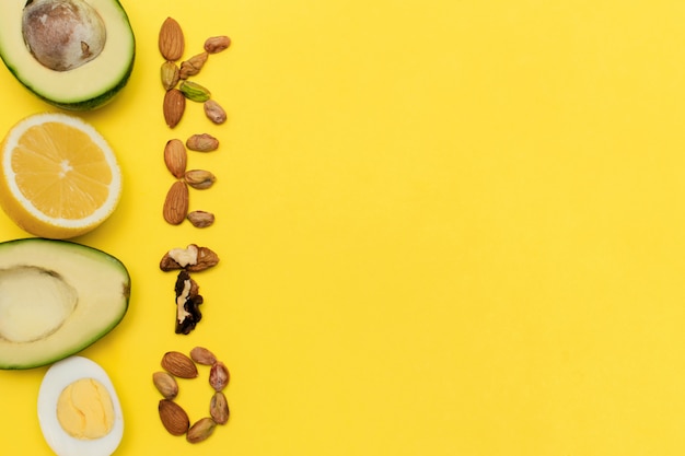 Zdjęcie napis „keto” z orzechów i ramy awokado, jaj, cytryny, orzechów. pojęcie diety ketogenicznej.