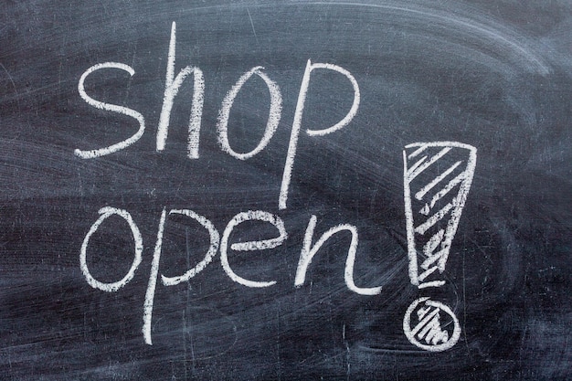 Napis kredą „sklep otwarty”. Koncepcja otwarcia sklepu.