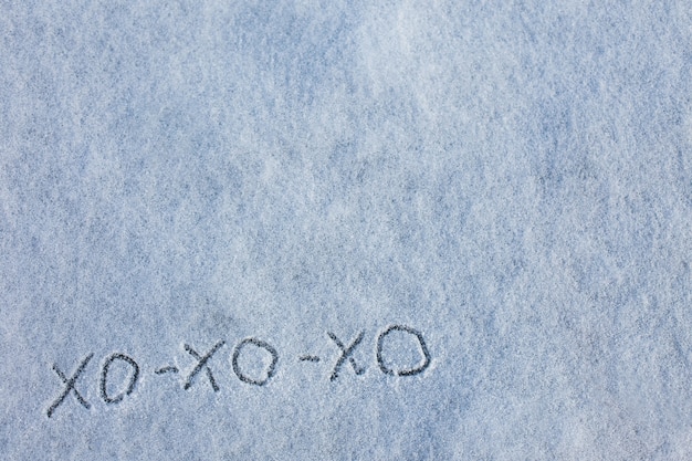 Napis na śniegu to hohoho w ukraińskiej kartce z życzeniami Wesołych Świąt i szczęśliwego nowego roku