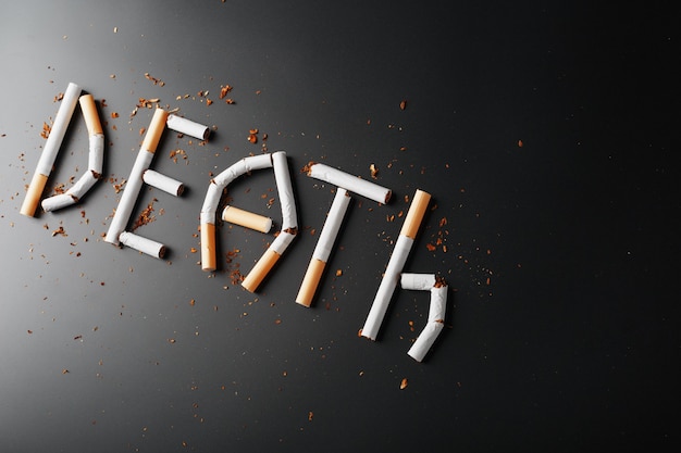 Zdjęcie napis śmierć od papierosów. przestań palić. pojęcie palenia zabija. napis motywacyjny, aby rzucić palenie, niezdrowy nawyk.