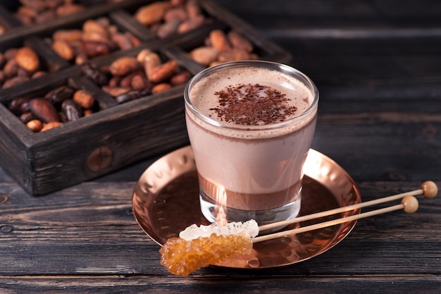 Zdjęcie napój kakaowy lub gorąca czekolada i ziarna kakaowe