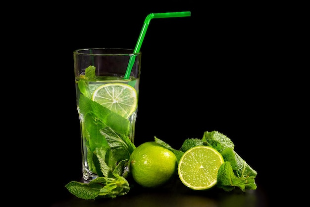 Napój koktajlowy mojito ze świeżą miętą i limonką na ciemnym tle