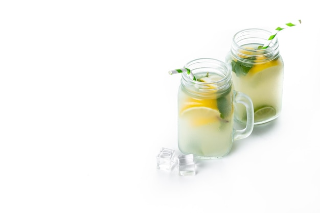 Napój lemoniadowy w szklance słoika i składniki na białym tlexA