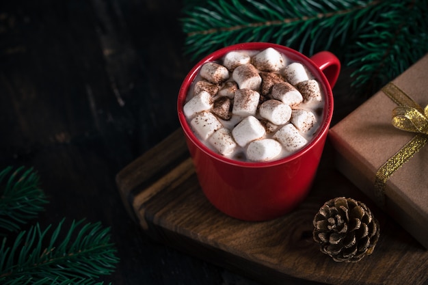 Napój świąteczny. Gorąca czekolada lub kakao, pianka i sosna. Boże Narodzenie, zimowa koncepcja. Ścieśniać