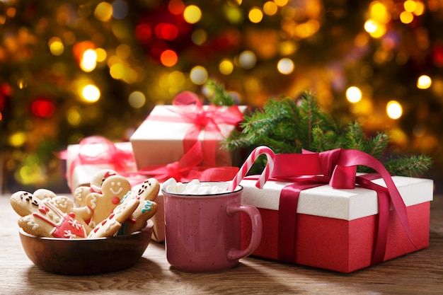 Napój świąteczny Kubek gorącej czekolady z piankami piernikowymi i prezentami świątecznymi