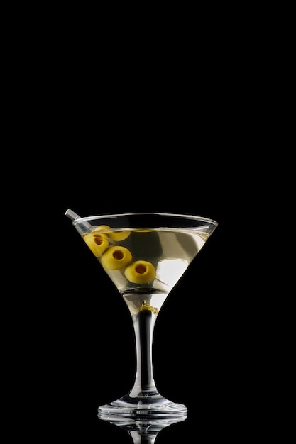 Napój wermutowy Martini na białym tle na czarnym tle