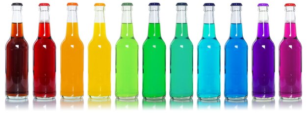 Napoje Cola Z Lemoniadą Pić Wiele Butelek Napojów Bezalkoholowych Z Rzędu Na Białym Tle