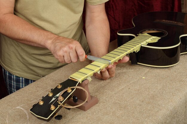 Naprawa i serwis gitar Pracownik ostrzy specjalne narzędzie nakrętka serwo mostka czarna gitara