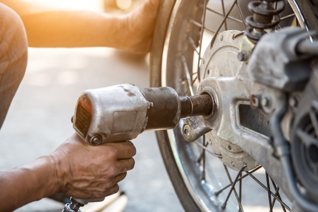 Naprawa Motocykli Po Wycieku Opony Podczas Długiej Podróży.