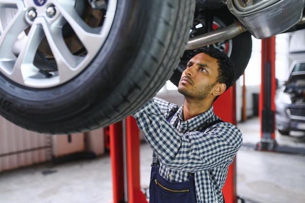Naprawa usług i koncepcja zawodu mechanik indyjski w serwisie samochodowym