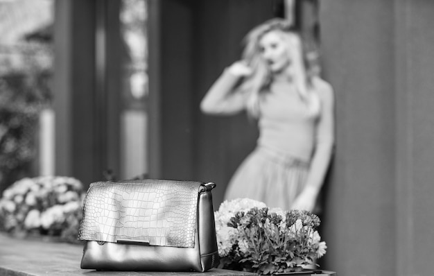 Naprawdę przydatny akcesorium Brązowa torebka sprzęgło dla kobiety Luksusowa skórzana torebka Sprzedaż zakupów i zniżki Modna torebka Piękna kobieta rozproszona i jej piękna torebка zbliżona koncepcja kobiecości