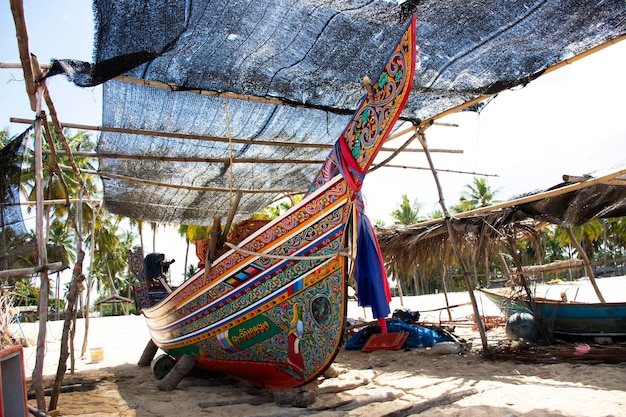 NARATHIWAT TAJLANDIA 16 sierpnia Zobacz krajobraz i wiatr z tradycyjną łodzią rybacką Kolek lub Koleh z niższych południowych prowincji Tajlandii w Banton Beach 16 sierpnia 2019 r. W Narathiwat Tajlandia