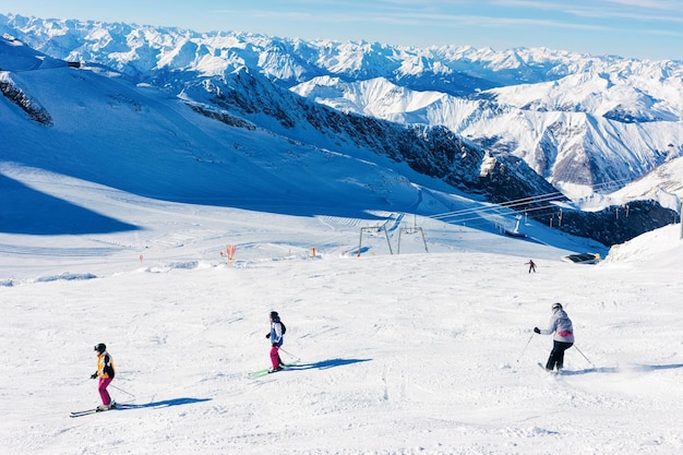 Narciarki w ośrodku narciarskim na lodowcu Hintertux w Zillertal w Tyrolu. Austria zimą w Alpach. Osoba w alpejskich górach ze śniegiem. Hintertuxer Gletscher.