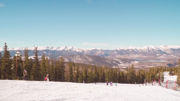 Narciarstwo alpejskie na początku sezonu narciarskiego.