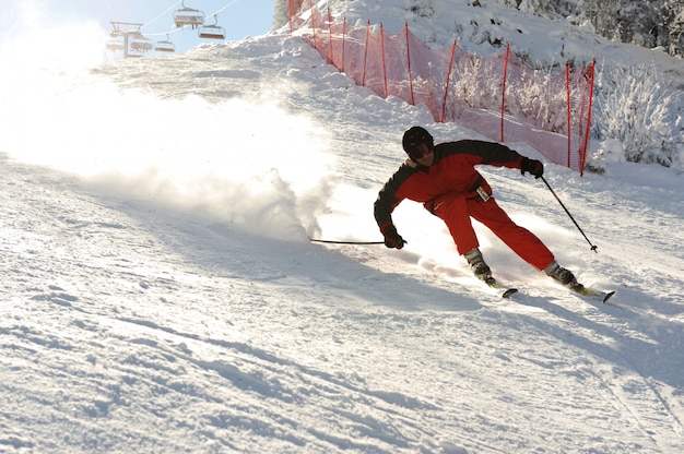 Narciarstwo W Ośrodku Narciarskim, Blured Narciarz W Szybkim Ruchu, Sporty Ekstremalne