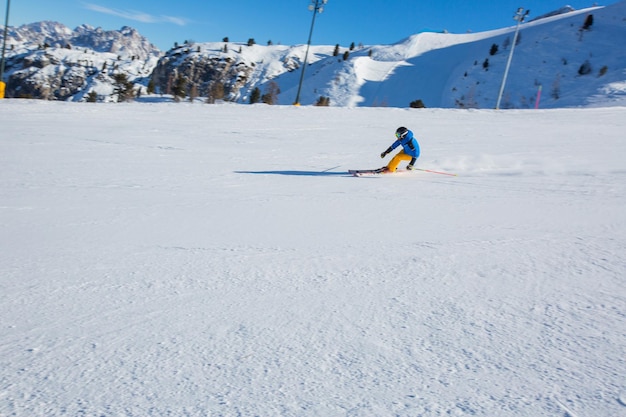 Narciarz alpejski na stoku w Cortina