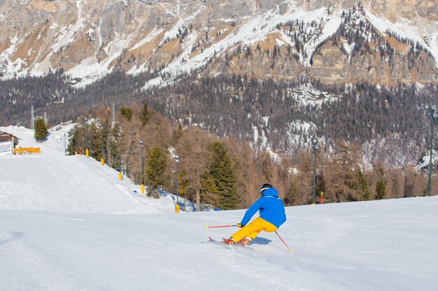 Narciarz alpejski na stoku w Cortina