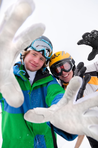 Zdjęcie narciarz i snowboardzista na śniegu