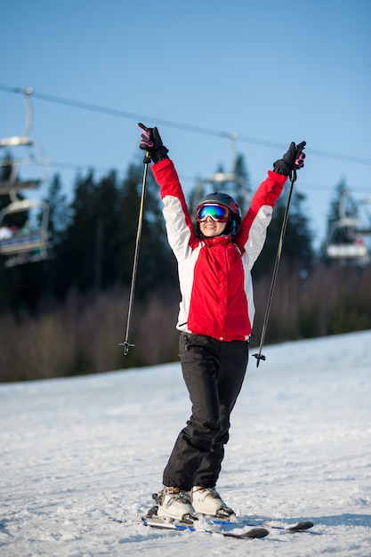 Narciarz kobieta z nartami w winer resort w słoneczny dzień