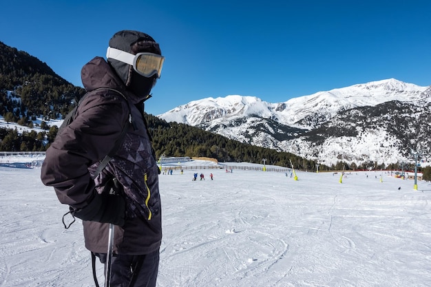 Narciarz obok stoków narciarskich gotowy do zejścia ze stoku Pireneje Grandvalira Andora